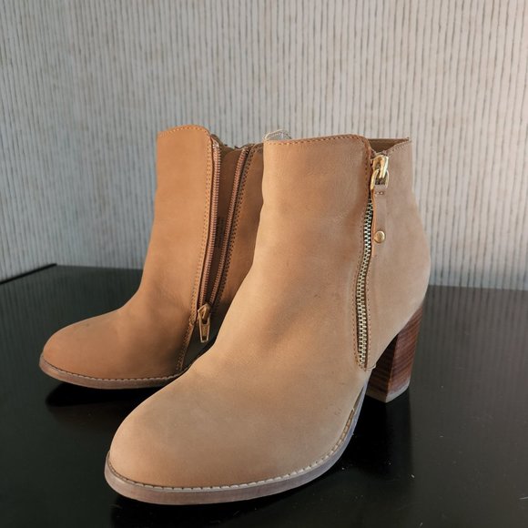 Diba Madison Side Zip Bootie in Taupe. Size 8. - Picture 2 of 3